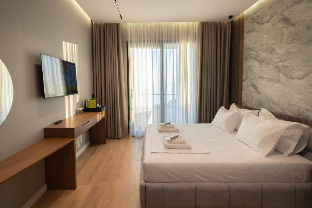 Deluxe Suite with Sea View | Aurum Hotel, Palasë