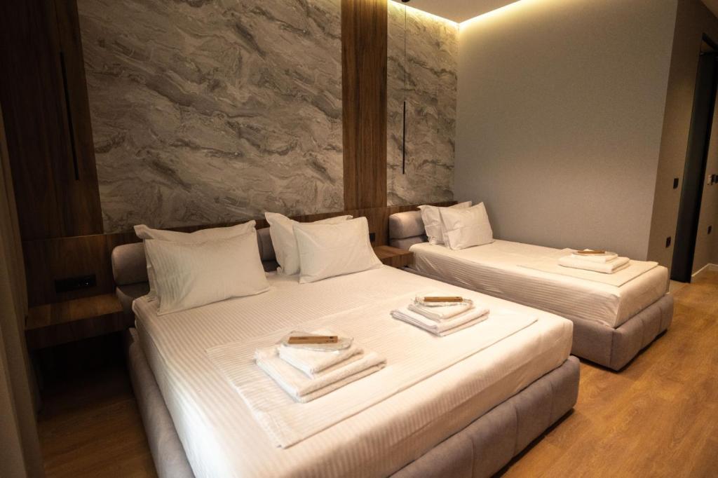 Deluxe Triple Room with Balcony and Sea View | Aurum Hotel, Palasë